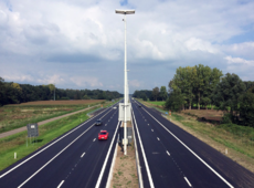 Glimmend nieuw asfalt ter hoogte van Zoersel