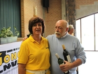 Marleen Peeters geeft 100e N-VA Lille lid (Freddy) een flesje wijn